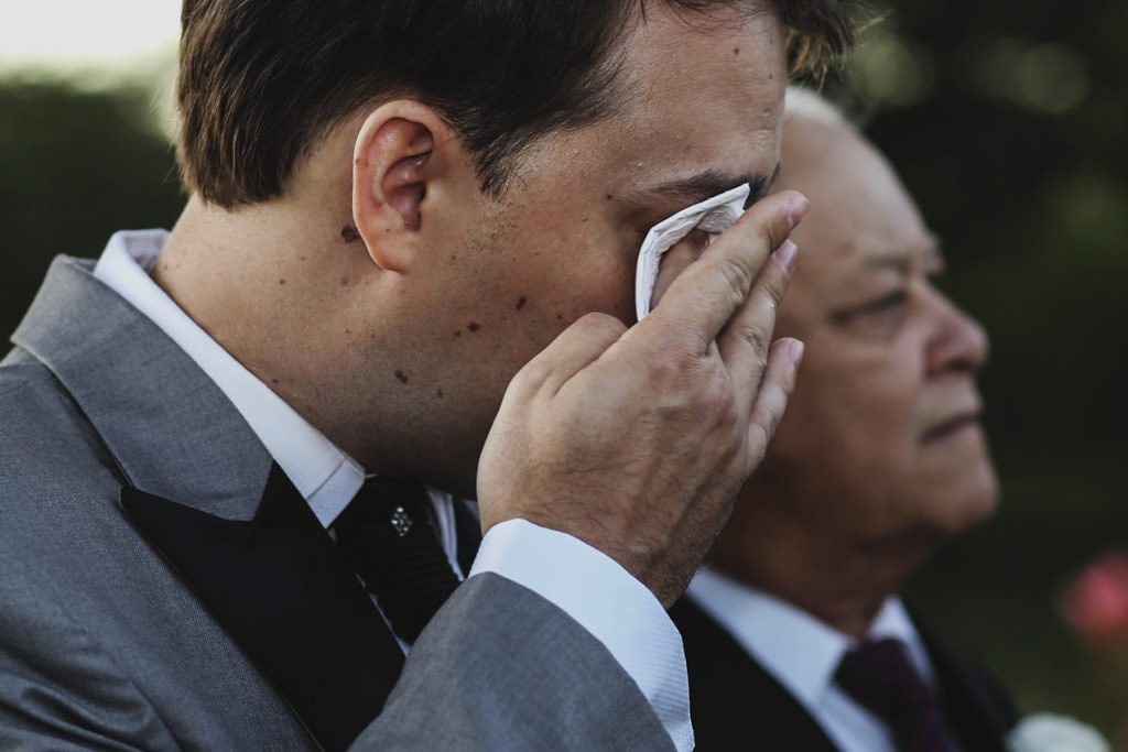 O noivo Edmilson enxugando as lágrimas ao ver a entrada de sua noiva