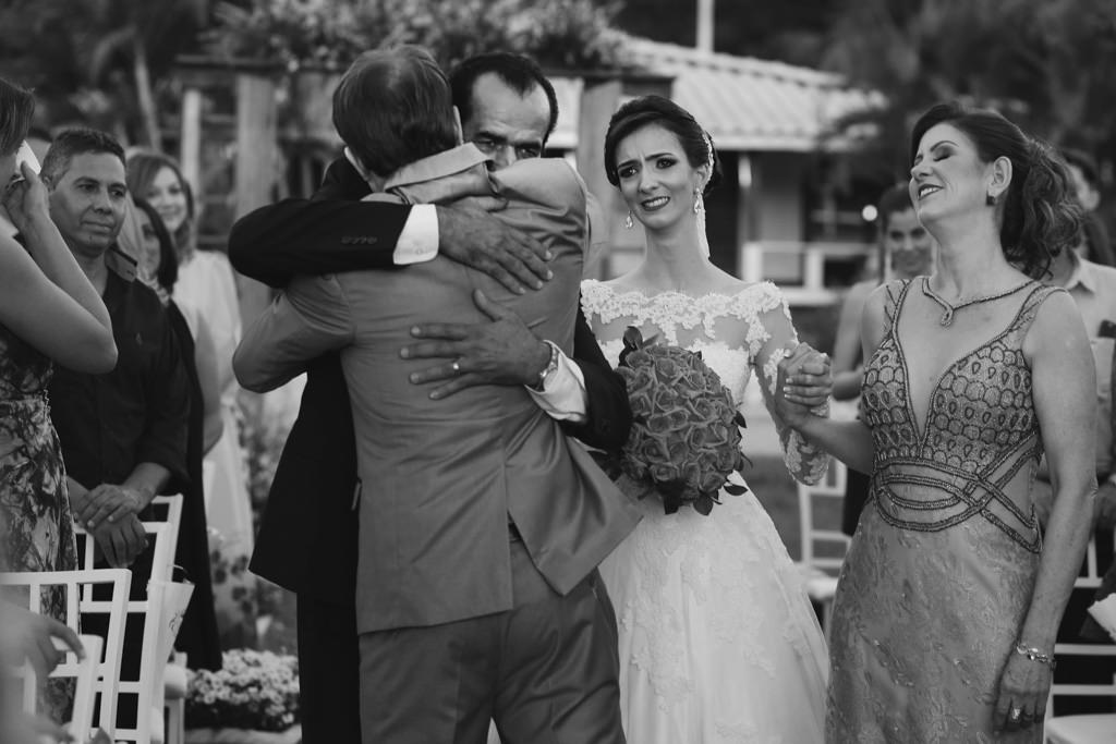 o abraços do noivo Edmilson em seu sogro, sob o olhar atento de sua noiva thayane e sua sogra