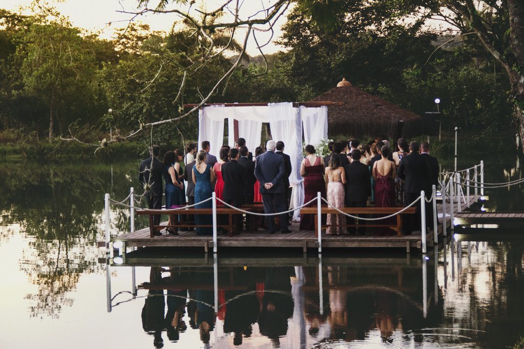 a vista dos padrinhos ao lado do altar no deck no meio da lagoa