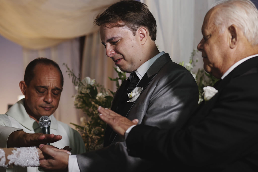 a benção das alianças, com a choro de emoção de Edmilson