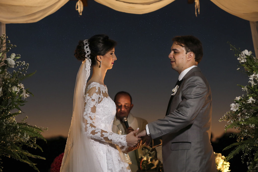 Com lindo final de tarde, o por do sol e a benção do padre para o casal