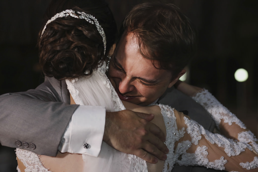 Depois de muitas emoções e do grande esperado sim, o abraço emocionado dos noivos