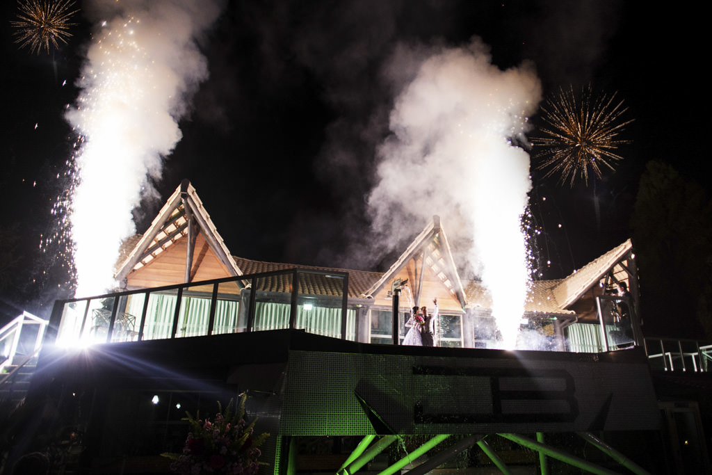 A entrada triunfal dos noivos Thayane e Edmilson na festa com fogos de artificios