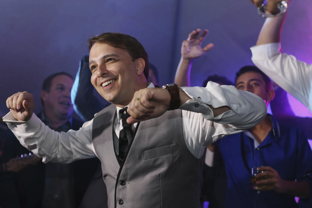 Ao som da banda Fator 3, o noivo Edmilson dançando até o chão