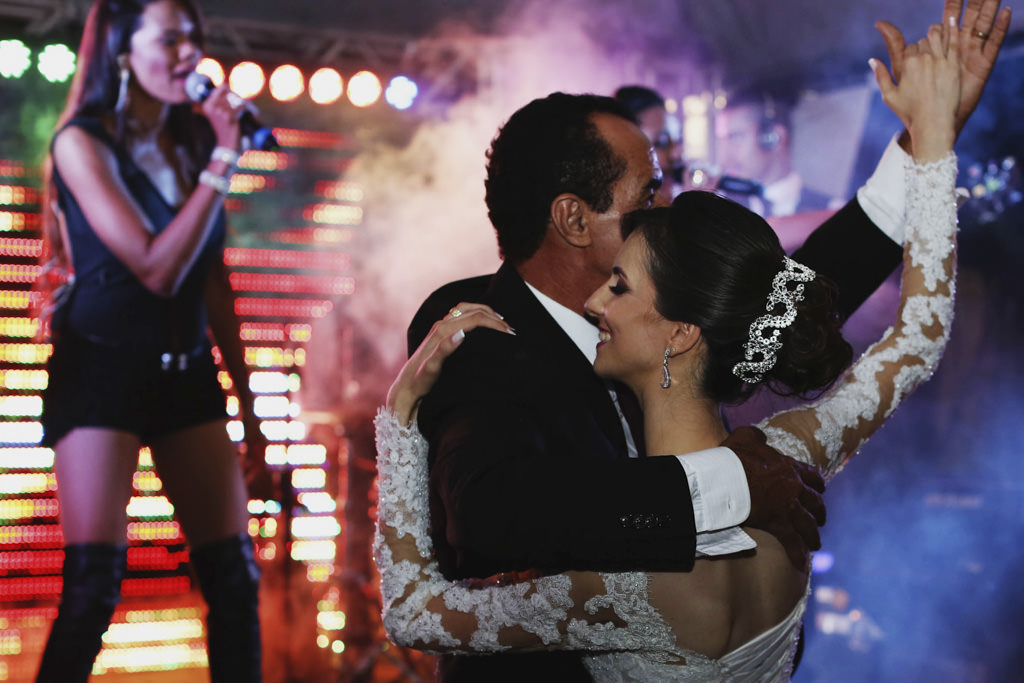 A noiva thayane dançando com seu pai, ao som da Banda Fator 3