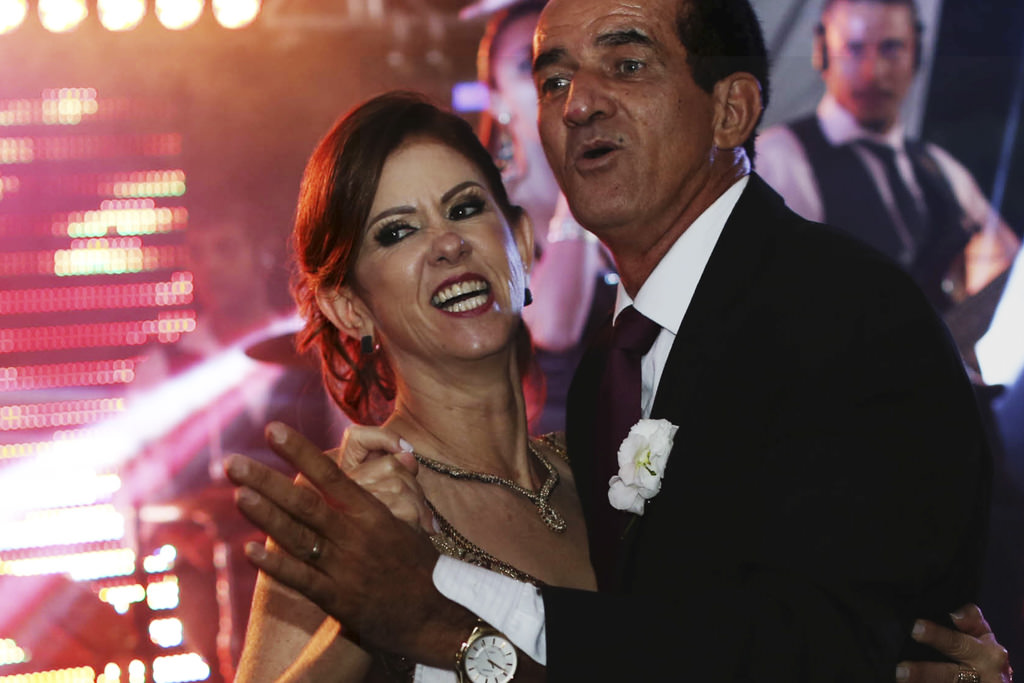 Os pais da noiva Thayane dançando ao som da banda'