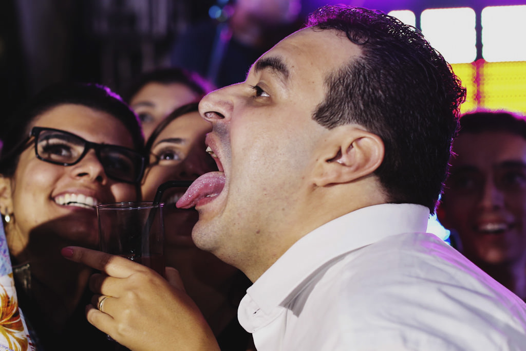 os convidados aproveitando a festa