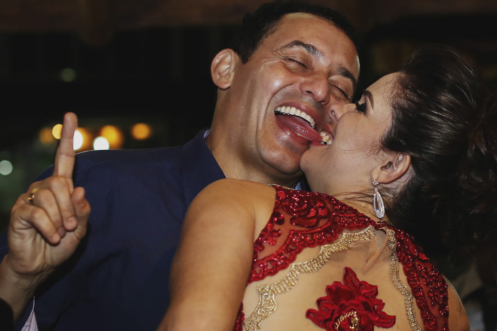 A irmã da noiva beijando o seu namorado