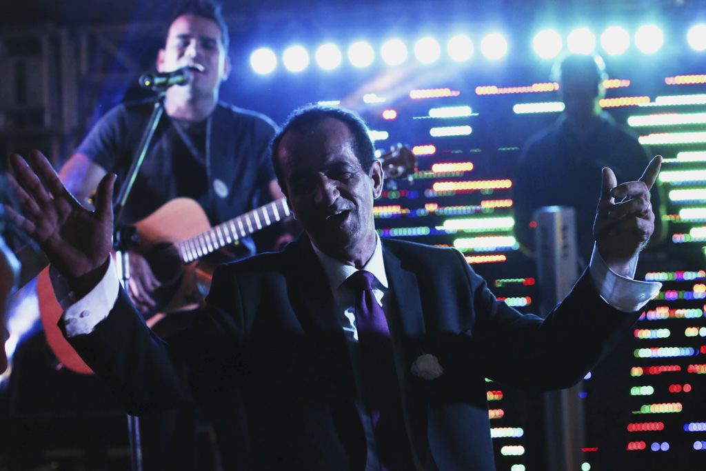 O pai da noiva Thayane aproveitando a festa, cantando e dançando