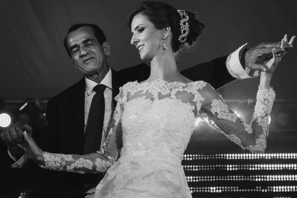 A dança do pai da noiva com a noiva Thayane, muita alegria