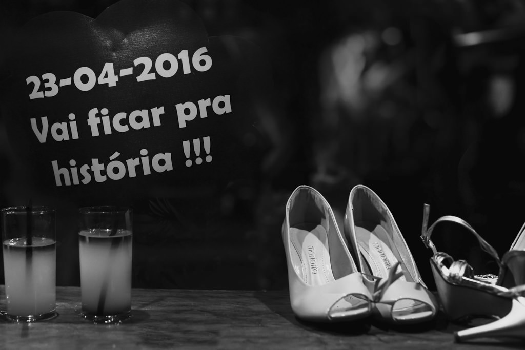 Fim de festa, sapatos de mulheres e restos de bebidas e a frase 