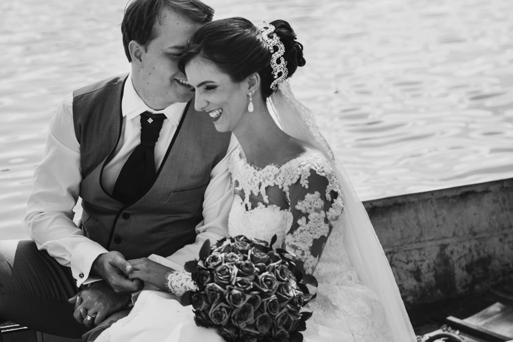 Dentro do barco no meio do lago thayane e Edmilson trocam carinho