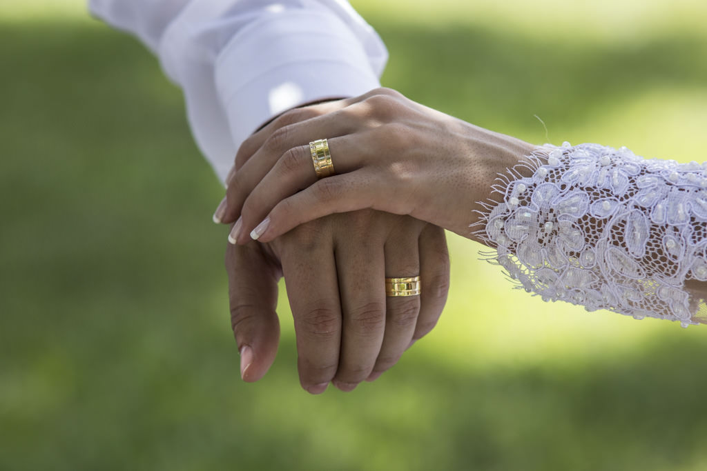 As alianças e as mãos de Edmilson e Thayane