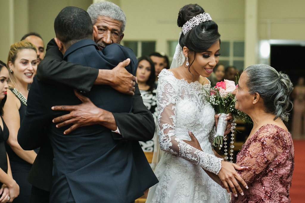 os comprimentos de varley com seus sogros 