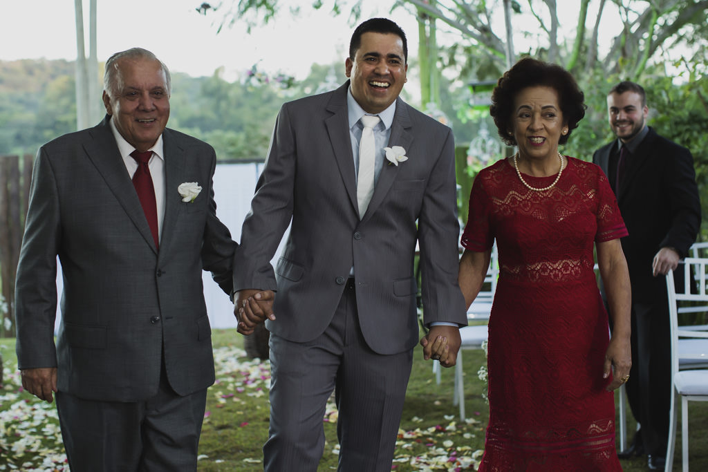 Cristiano sorridente com seus pais durante a entrada para a celebração do matrimonio