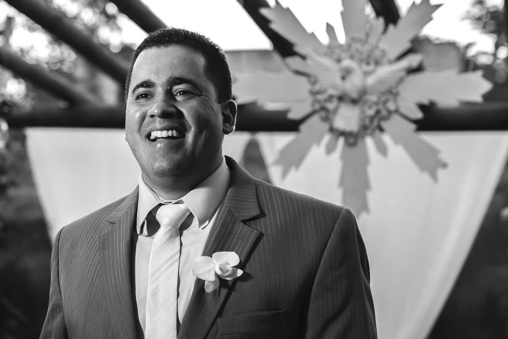 O sorriso de Cristiano o noivo olhando a entrada da sua amada Andreia