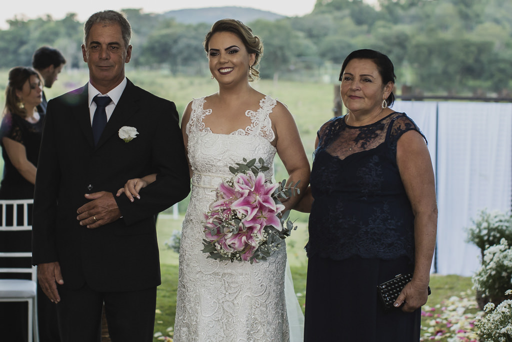 o lindo sorriso da noiva Andreia com seu lindo vestido de noiva e buque com seus pais