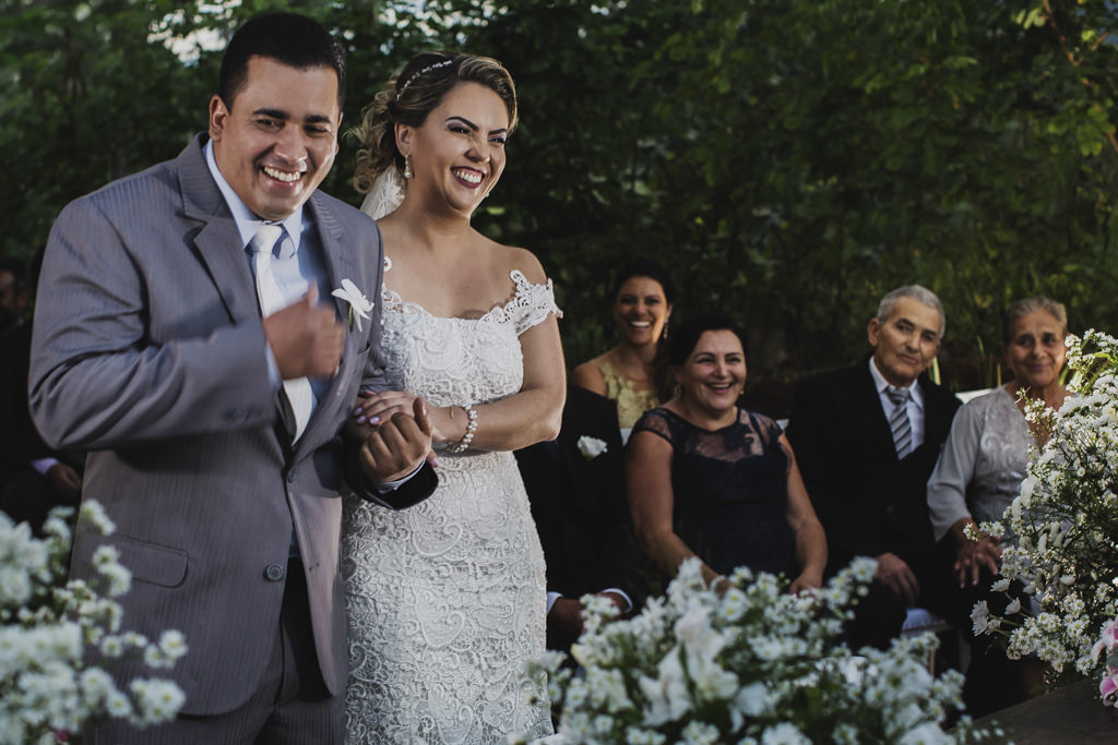 A felicidade do casal Andreia e Cristiano com lindos sorrisos de ambos e de seus pais ao fundo