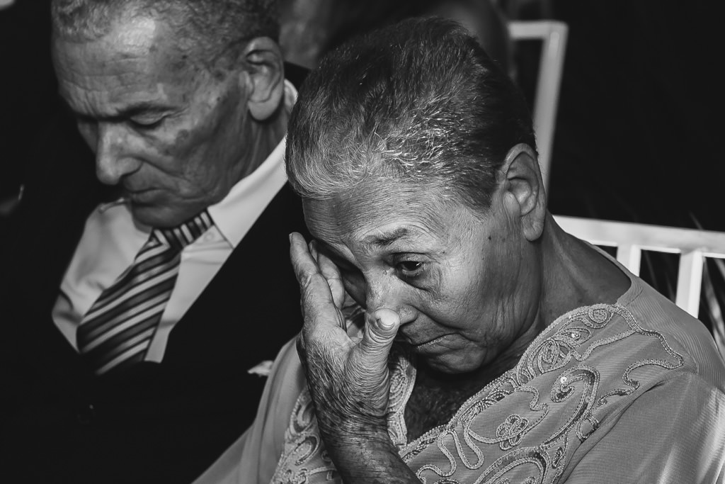 Toda emoção da avó de Andreia enxugando as lágrimas