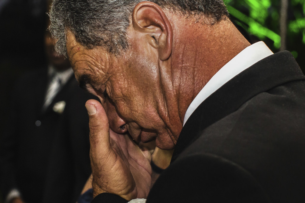 Momento de emoção do pai da linda noiva Andreia enxugando as lágrimas