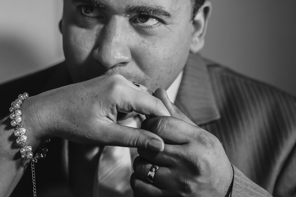 Todo o carinho de Cristiano com Andreia, beijando a mão de sua noiva na troca das alianças