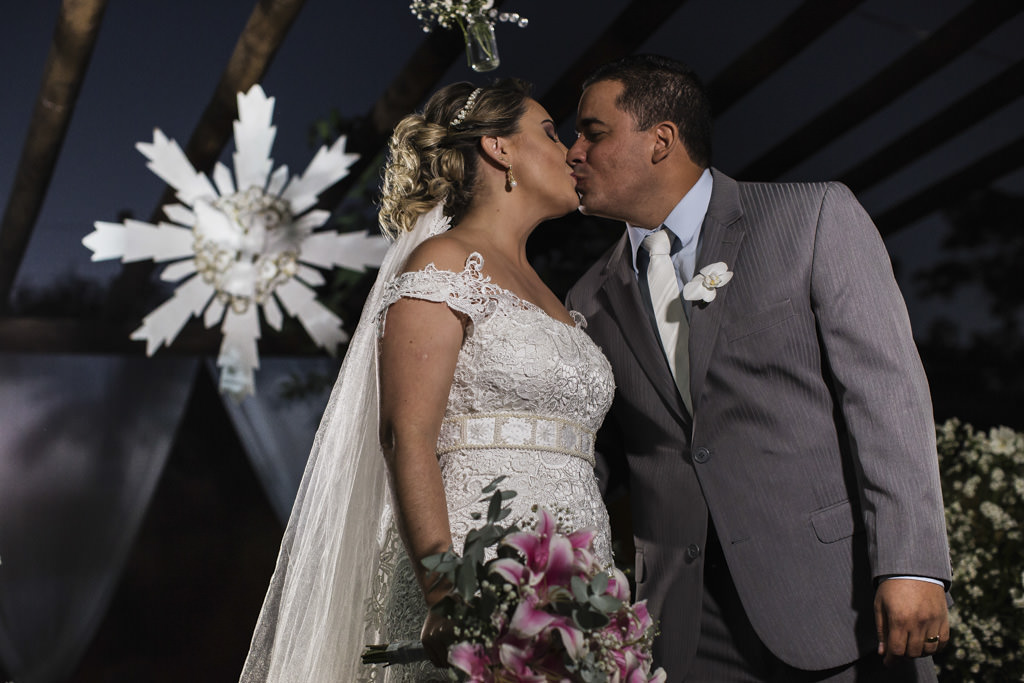 Depois do sim o beijo de Andreia e Cristiano, com o espírito santo ao fundo