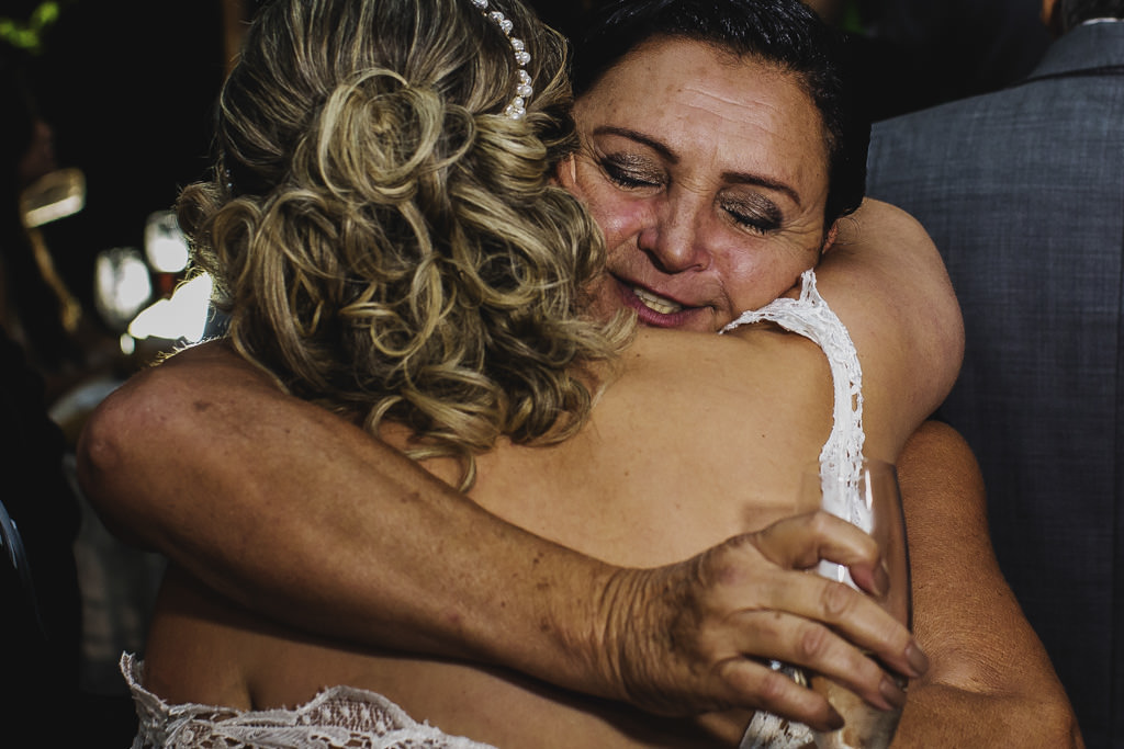 O abraço maternal de sua Mãe a Andreia
