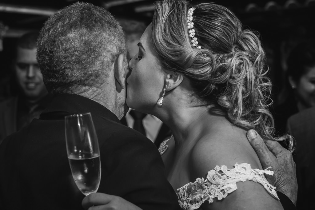 Andreia com seu lindo penteado, dando um beijo mais que carinhoso em seu avô