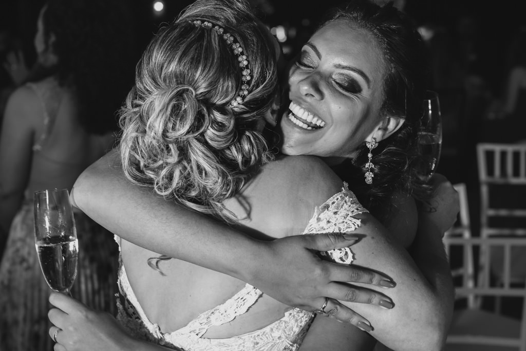 Andreia recebendo todo o carinho e um abraço de sua irmã