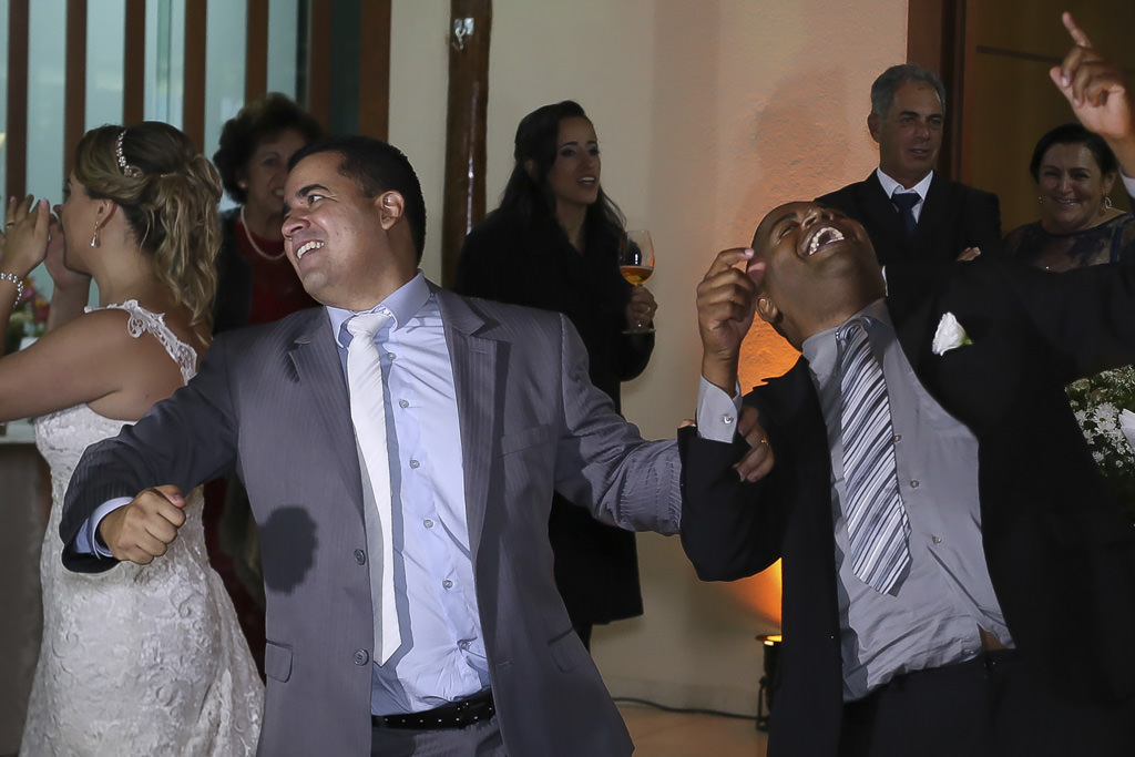 Durante a festa Cristiano e sues convidados cantando e dançando