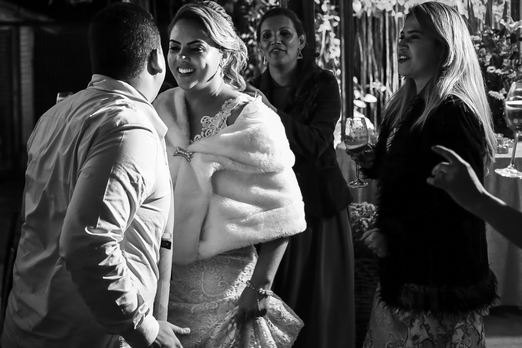 A dança dos noivos Andreia e Cristiano e a comemoração dos convidados ao lado