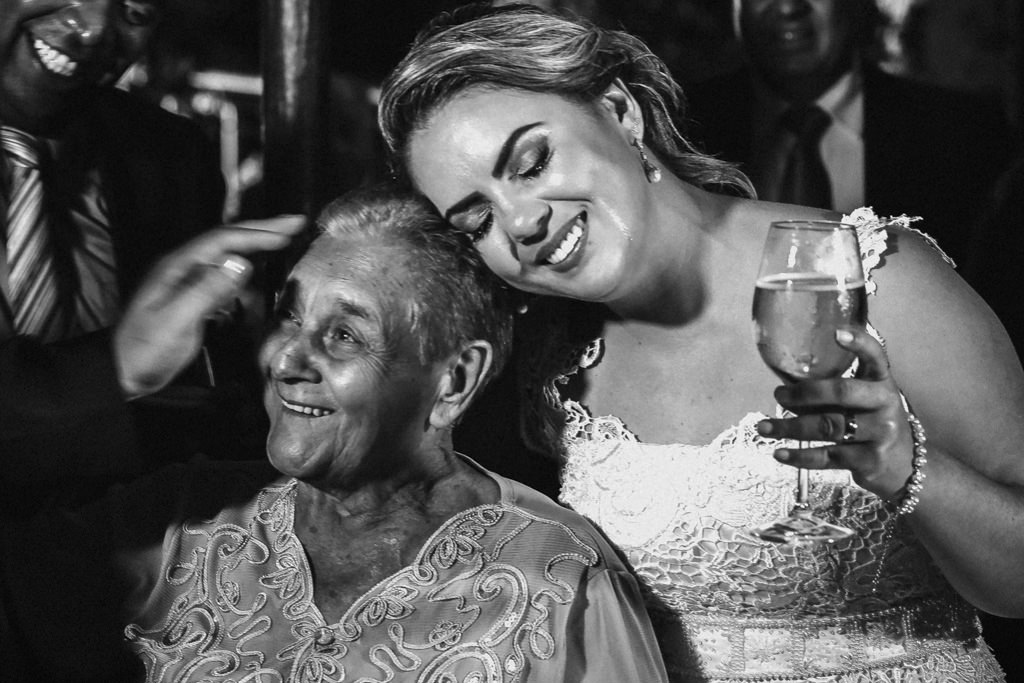 o carinho da noiva Andreia com sua avó, Andreia chorando de emoção