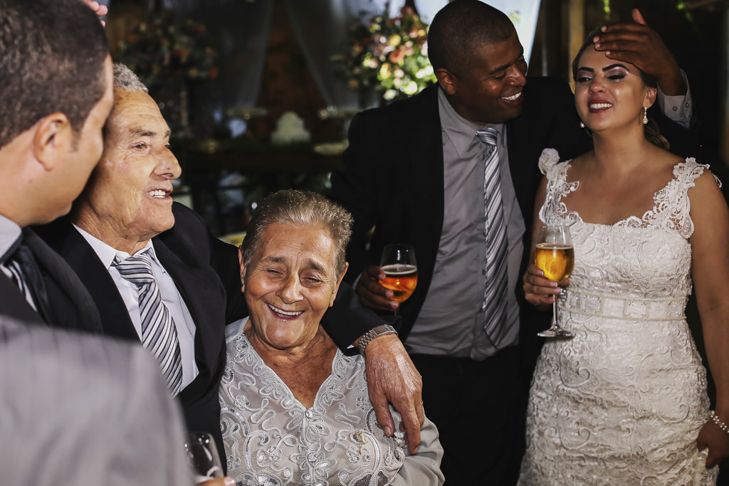 Os avós de Andreia aproveitando a festa, sob o olhar de Andreia emocionada