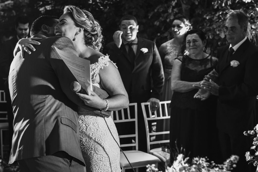 o abraço dos noivos Andreia e Cristiano, troca de carinho e emoção dos pais e padrinhos