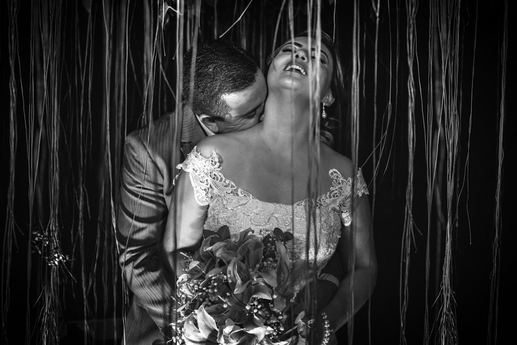 o beijo no pescoço da noiva, Cristiano demonstrando todo o carinho com Andreia