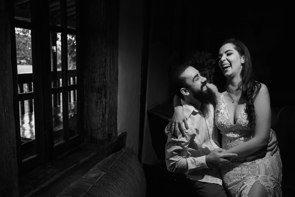 o cenário é o casarão do hotel solar do engenho em sete lagoas, onde julimare e fernando sorrindo um para o outro