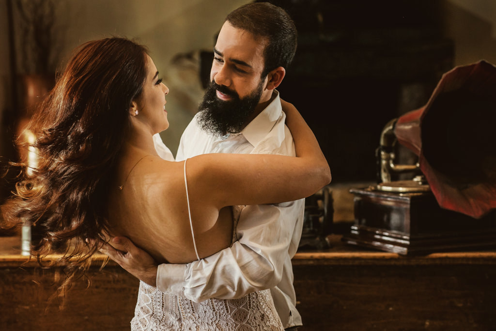 no salão principal do solar do engenho a dança do casal de noivos