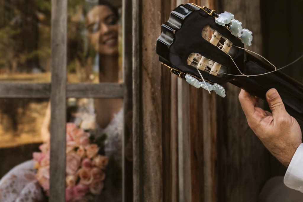 Tocando o violão Fernando se declarando para sua noiva julimare