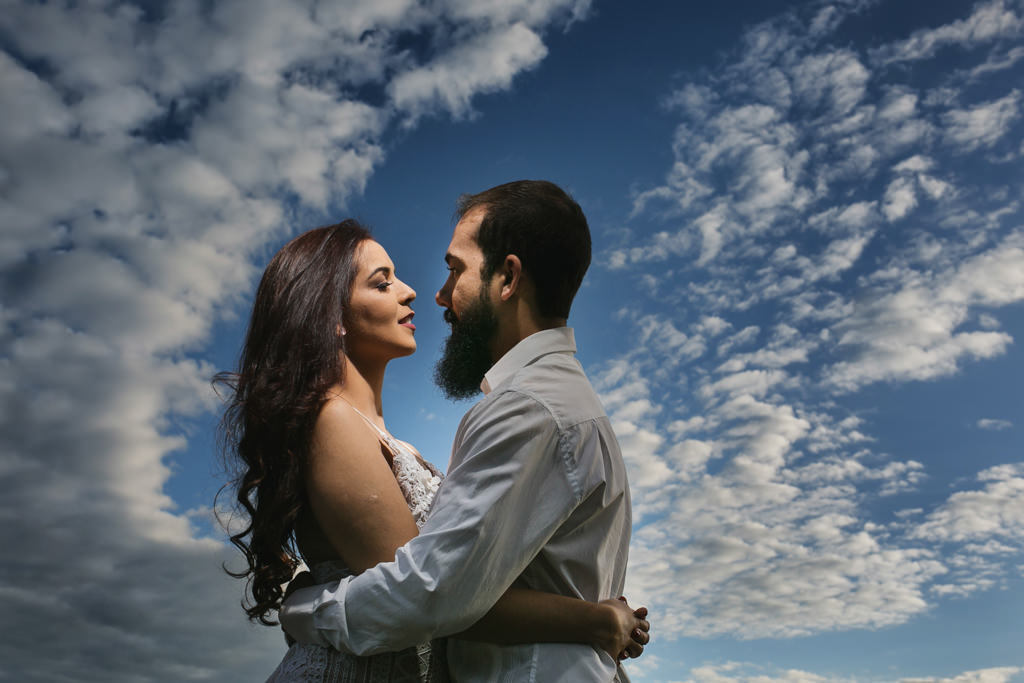 O lindo céu com nuvens forma uma especie de véu de noiva para o casal