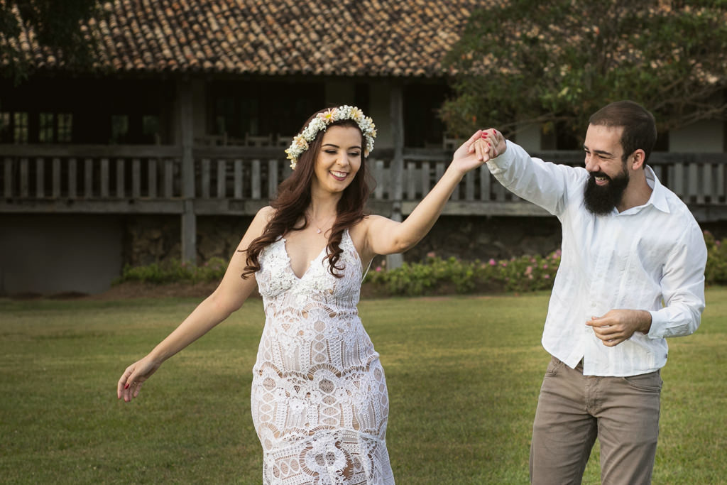 Brincando na grama Fernando e Julimare se divertindo