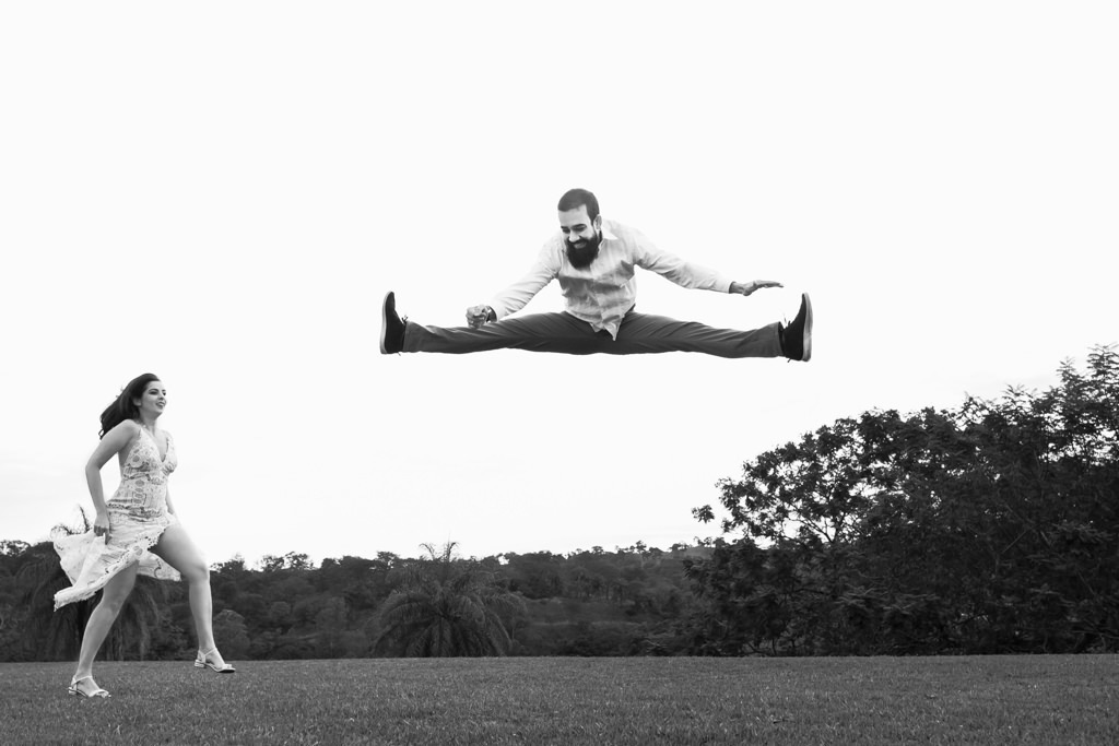 Parado no ar e julimare correndo em direção a Fernando