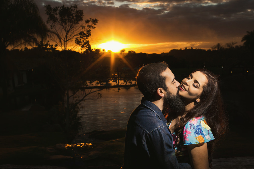 o belo por do sol forma essa deslumbrante imagem dos noivos