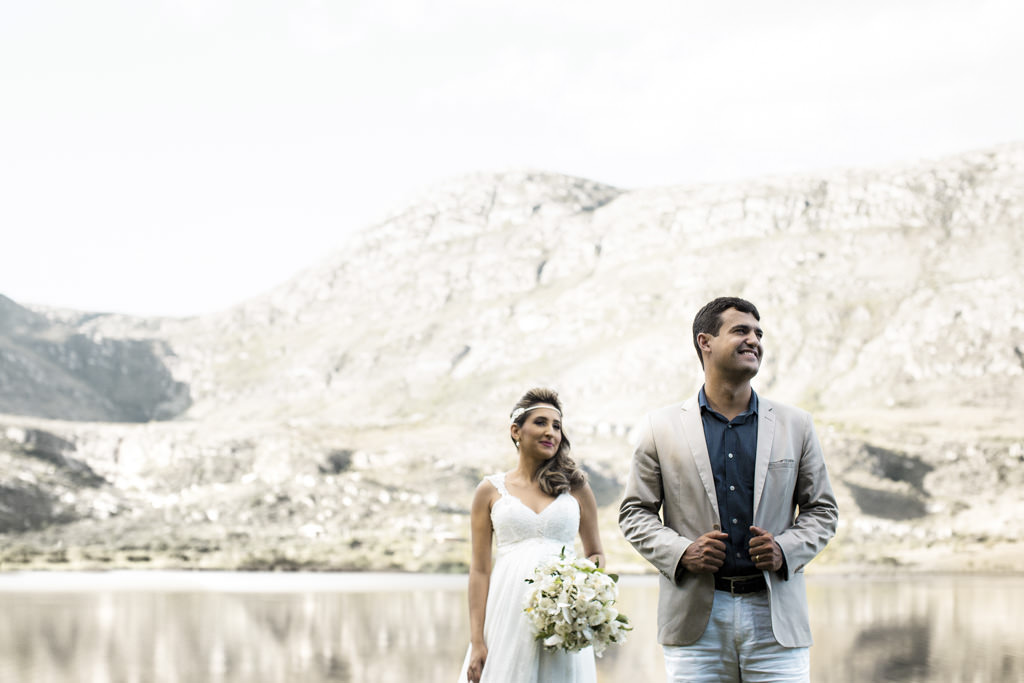 O estiloso Bruno segurando o seu terno e sendo admirado por Paula sua linda noiva