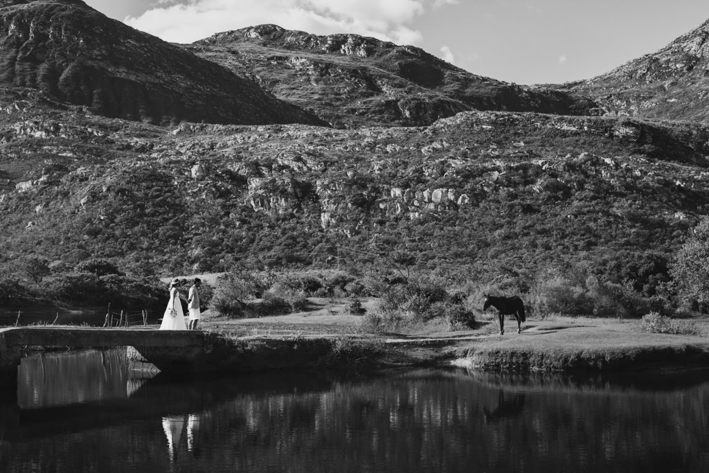 Com a paisagem maravilhosa da Lapinha da Serra, Bruno e Paula caminham sob o olhar atendo de Policarpo
