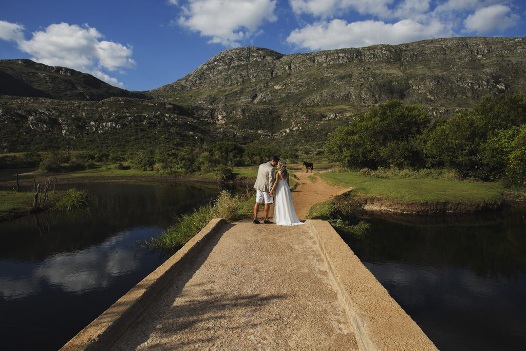 o beijo entre Paula e Bruno com a linda e enorme montanha da lapinha da serra ao fundo