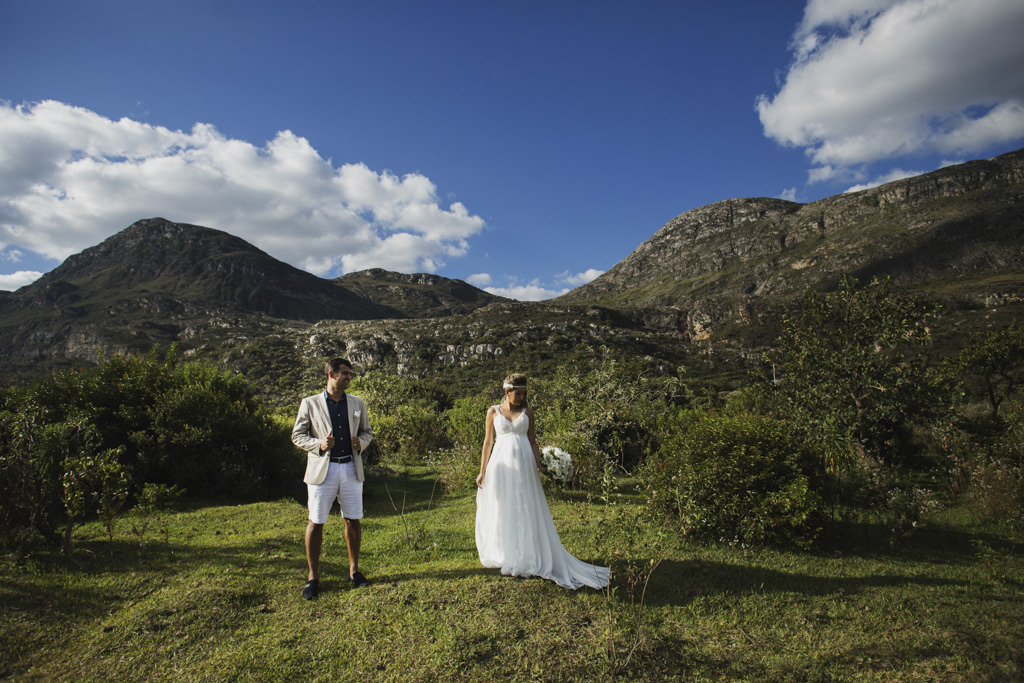 Bruno olhando com admiração para sua linda noiva Paula em um cenário de montanhas e um lindo céu