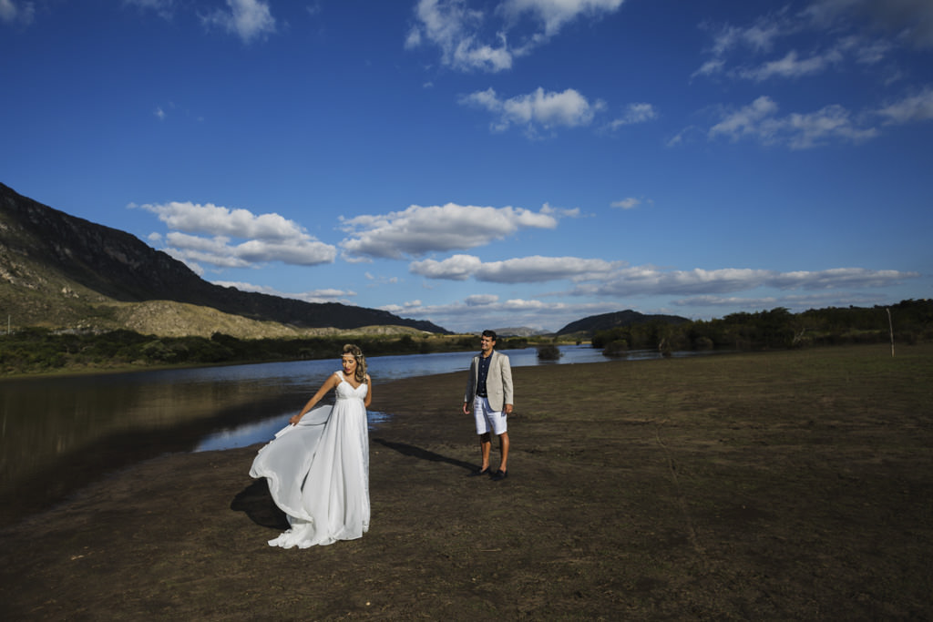 Paula a noiva exibe para Bruno o seu lindo vestido de noiva, em um lindo céu azul e um imenso lago