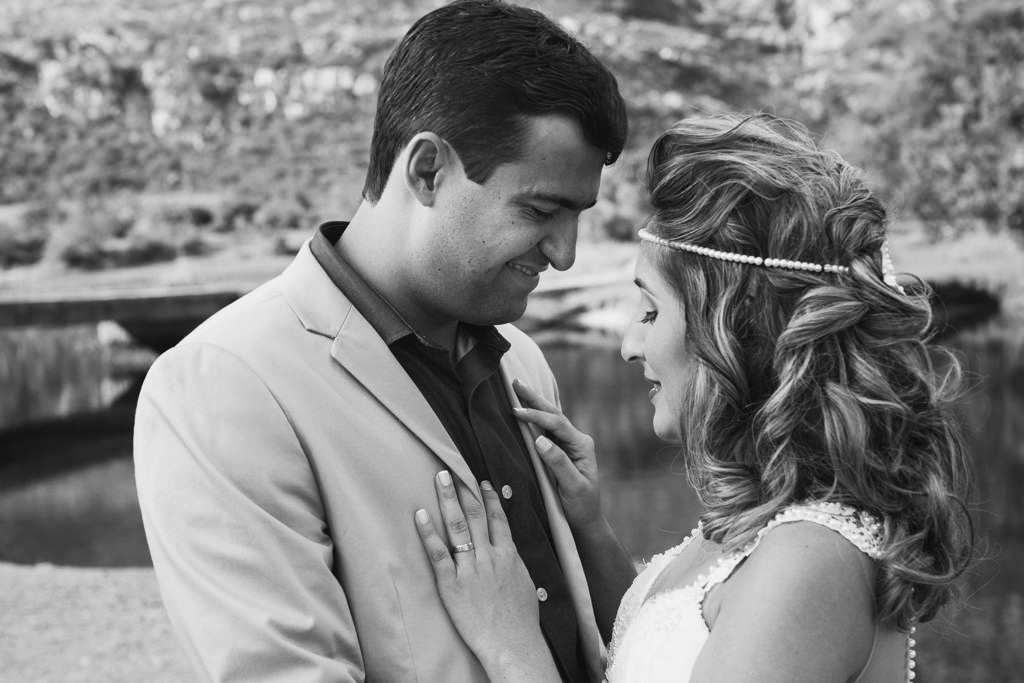 O carinho de Paula e o sorriso de Bruno ao fundo o lago da Lapinha 