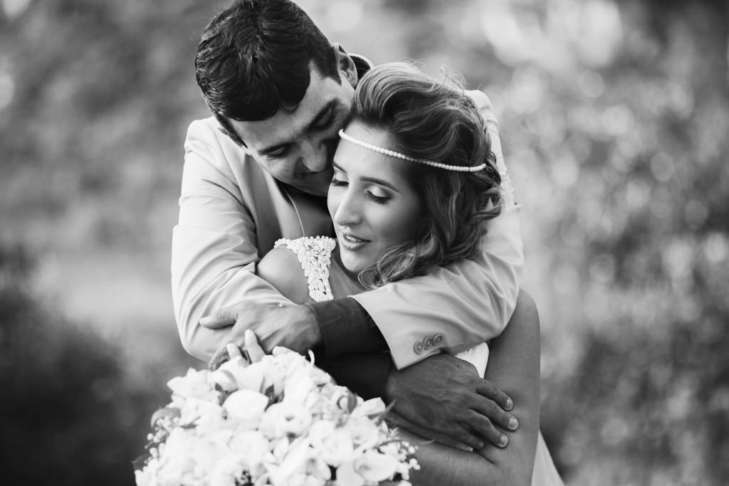 O abraços carinhoso de Bruno e Paula