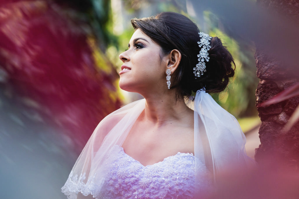 A linda noiva, com seu véu e arranjo de cabelo contemplando a beleza da paisagem de Inhotim
